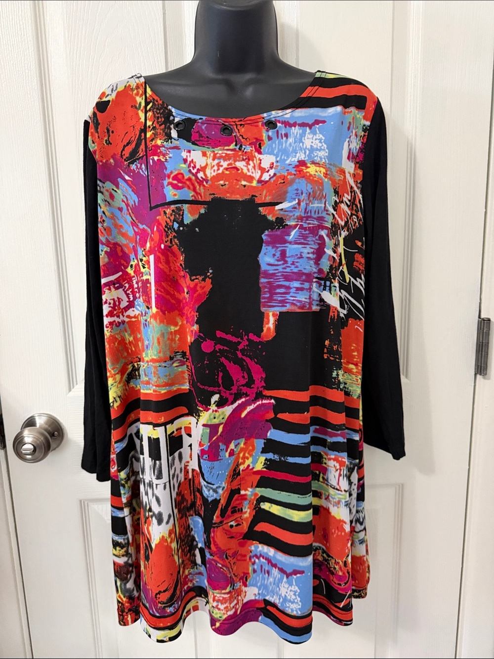 Vibrant Abstract Print Tunic Top in Black and Multicolor